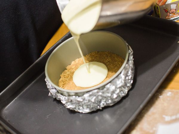 9用鋁箔紙包住蛋糕模，把奶油乳酪霜倒置八分滿
10拿有高度的烤盤，蛋糕模置中，烤盤內加入熱水2～3公分高，放入已事先預熱的烤箱，用180度烤60分鐘，如果沒有上色或搖動有液體感，請在增加烤箱時間。
11.烤到表皮上色後可以降溫，或關上火