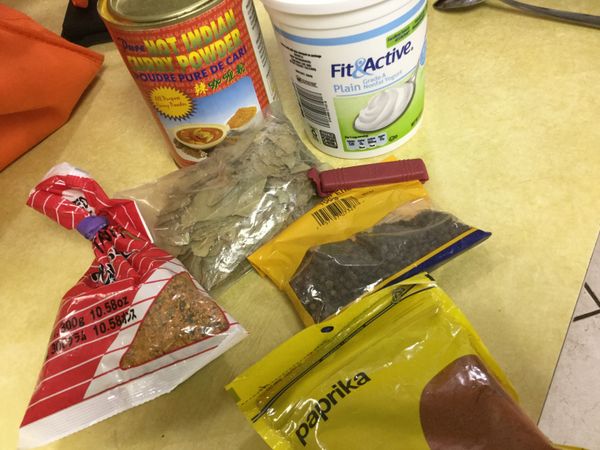 將雞肉醃料材料放進食物調理機，或者是果汁機打勻。