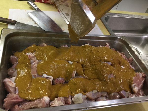 將雞肉切好成塊狀。醃料調好加入雞肉攪拌均勻後，放入冰箱冷藏至少一天（最長可以到三天）。