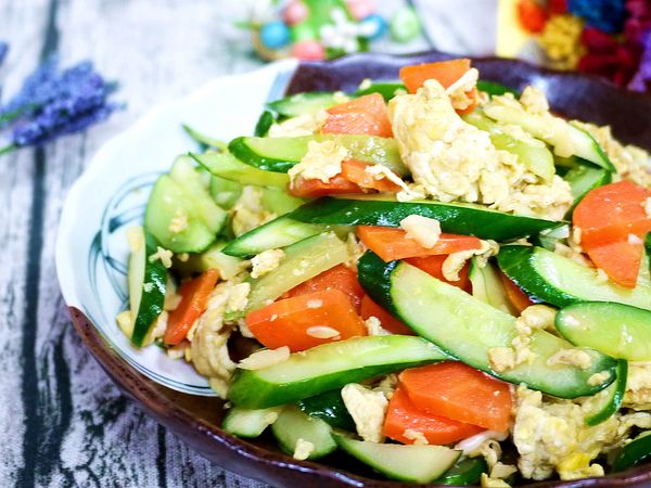 爽口脆甜的小黃瓜與紅蘿蔔，搭配鮮香軟嫩的炒蛋，不管單吃或配飯都非常合適。

鮮豔的顏色更是開胃~