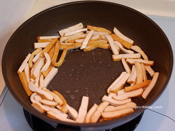 中大火熱鍋下1大匙油先煸豆干，將豆干煸至油份吸收的差不多後，就把豆乾挪到周圍