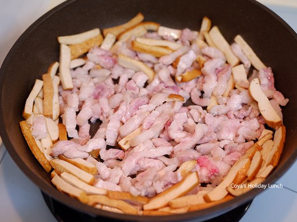 中間空出來下五花肉條逼出油脂