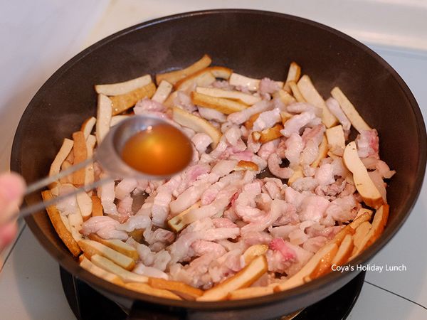 等五花肉7分熟時，下2大匙魷魚水拌勻一下，在鍋中隨意挪出一小塊空處，下1小匙冰糖，然後蓋鍋蓋悶1分鐘後打開拌炒。