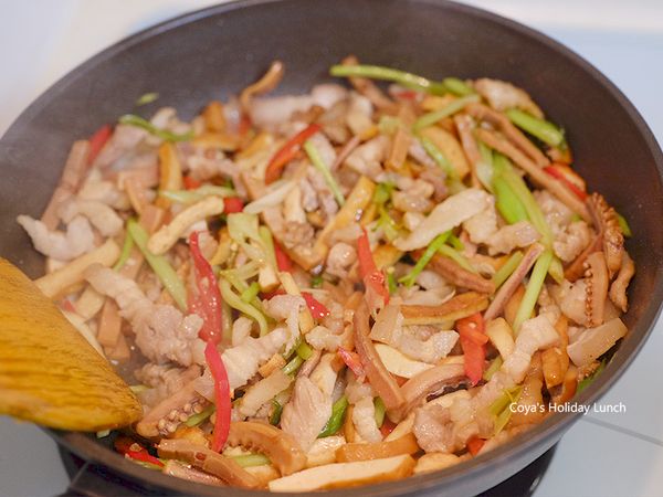 下蒜苗綠、鹽巴1/4匙、醬油1大匙快速拌炒後試一下鹹味，最後鍋邊淋上烏醋1小匙、米酒2大匙拌炒後馬上起鍋。