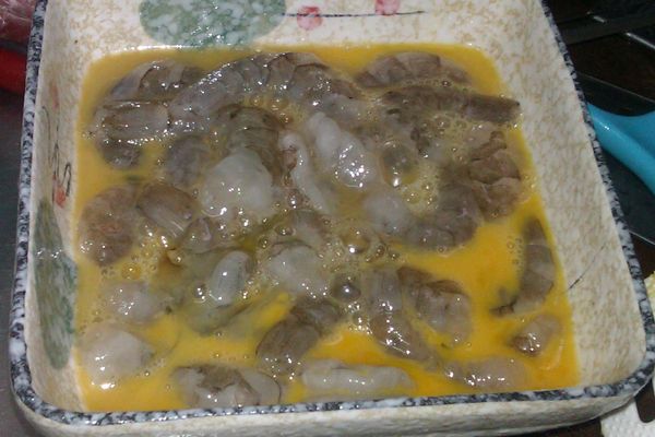先將蝦子去殼開背,再用少許香油及白胡椒粉稍微醃漬一會兒後,將蛋液打入