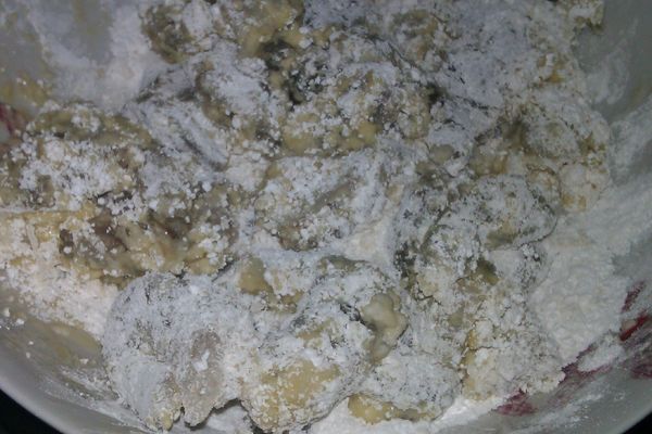 再把每隻蝦子裹上地瓜粉