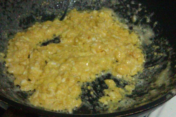 再取一大匙油,將鹹蛋黃煸到冒泡泡