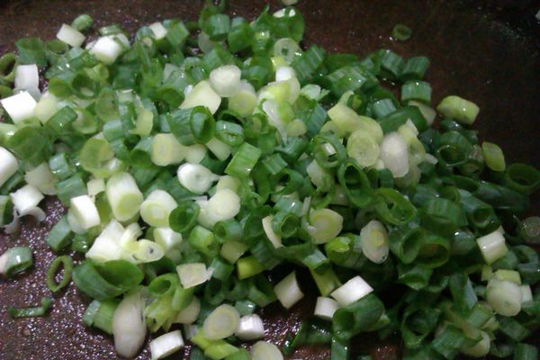 蔥花放入鍋中拌炒