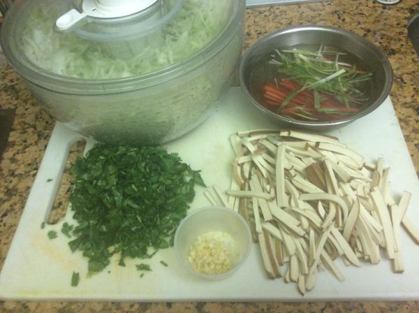 高麗菜切絲洗淨，浸泡冰開水，泡過冰水的高麗菜絲特別爽脆。青蔥、紅辣椒切絲後泡冰水。豆腐乾切絲後川燙。香菜切末，蒜瓣切成末。