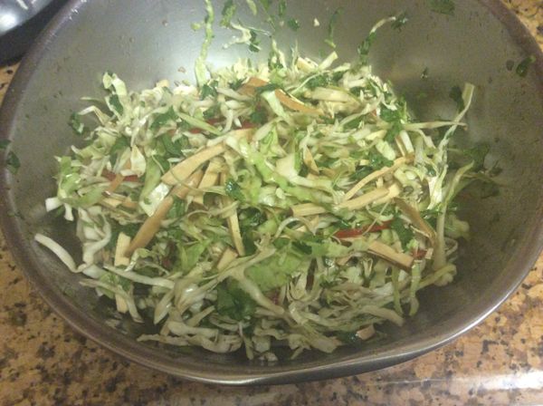 高麗菜絲用甩水籃甩乾水分，和豆乾絲、蔥絲、辣椒絲、蒜末、香菜末，加入調味料拌勻，最後加入花生米即可。