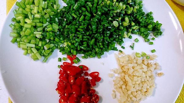 韭菜花切丁狀，底部比較粗硬顏色偏白的部分可以先分類出來，辣椒、薑切末。