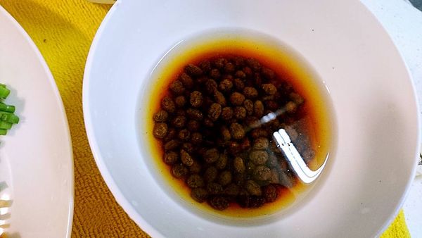 豆豉洗淨泡水。