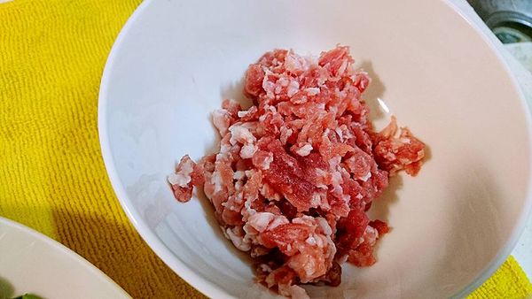 絞肉洗淨瀝乾，很都人會醃，但我不喜歡醃絞肉，而且成品味道就算不醃也很足夠，所以我選則不醃。