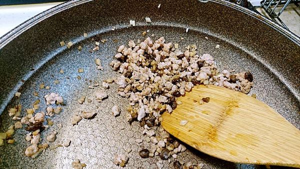 薑香氣出來後續入豆豉，豆豉瀝乾豆豉水保留。