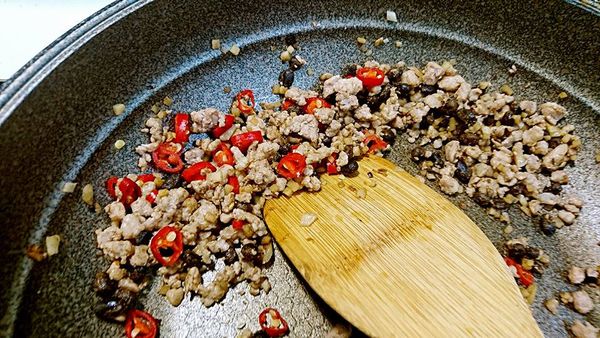 下辣椒末，繼續炒到辣椒香氣出來。