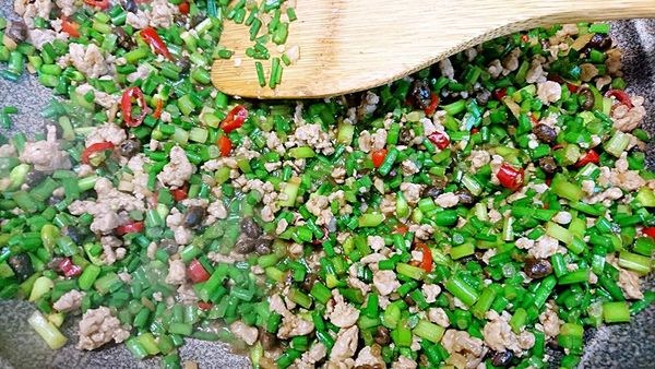 最後嗆入米酒，把剩下的韭菜花放入，大火快炒30秒後關火，下白胡椒拌均即完成。