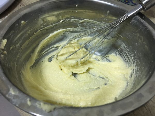 將軟化的奶油與糖打至偏白