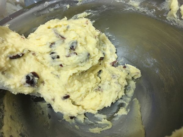 再加入過篩的粉類及果乾拌勻