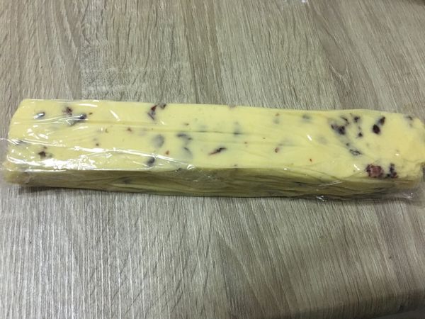 取出用保鮮膜整型，放進冷凍30分鐘後，取出切片烘烤。


上下火180/180（炫風）烤30分鐘，完成