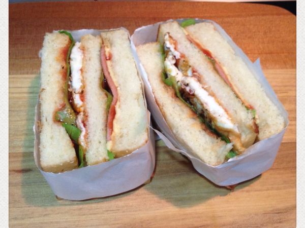 最後可用包裝紙包起來再對切，成品美觀又好吃喔！