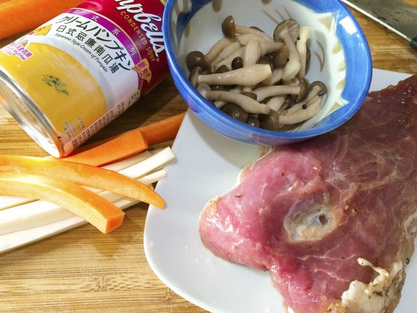 準備材料，蔬菜切條狀，柳松菇撥開成一支一隻，蔬菜類都下鍋燙熟備用