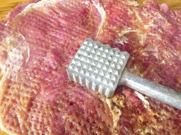 一大塊里肌肉用肉捶，拍扁拍薄（可用少許鹽，黑胡椒，米酒醃製20分鐘）