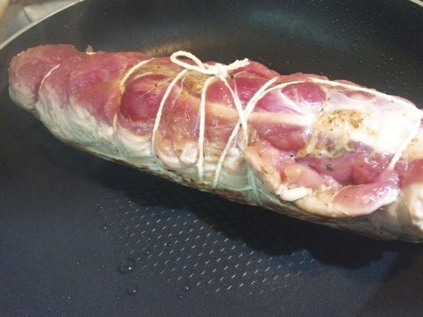 豬里肌肉捲下鍋煎，煎到表面熟成，變色