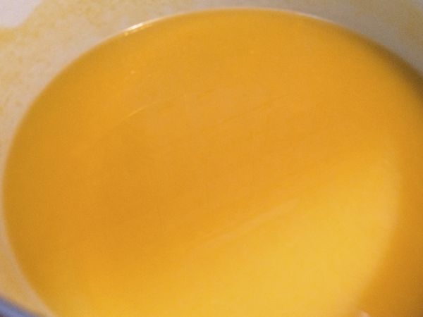 把方便湯品，放入鍋中，請看包裝比例加入清水，把濃湯塊與水攪拌均勻