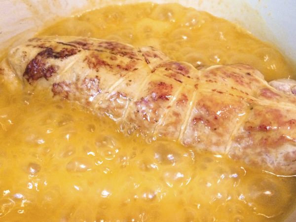 把豬里肌肉捲放入燉煮20分鐘，可自己試一下味道，如果覺得風味不夠可以酌量加鹽跟黑胡椒