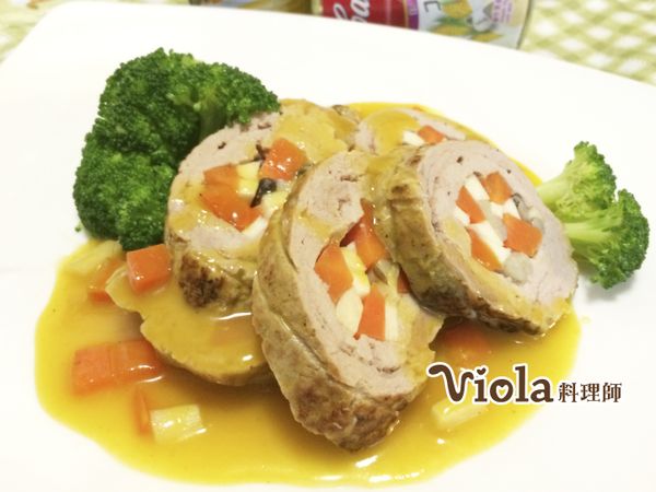 把豬里肌肉捲取出，切片，淋上南瓜濃湯，就是一道美味主餐，配上南瓜濃湯就是簡單的一餐囉