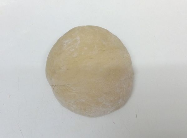 倒出麵團後滾圓，蓋保鮮膜或鍋子鬆弛醒１５分鐘。