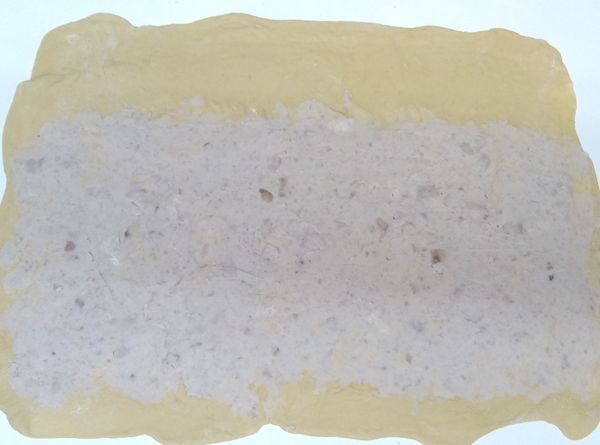 下方３／４處抹上芋泥。