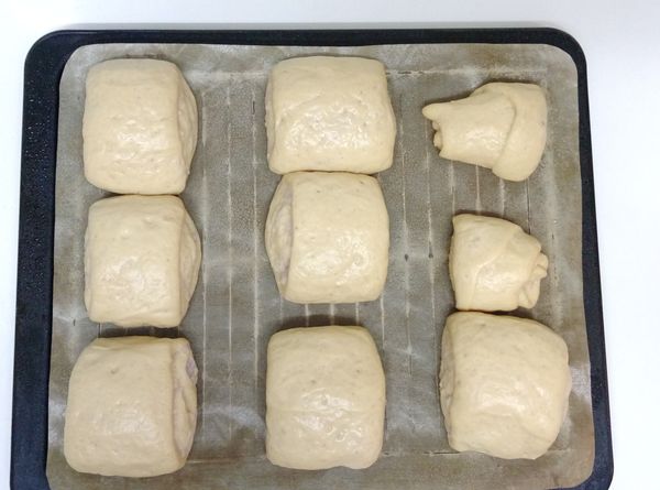 發酵完成，水波爐內的水箱裝足水，選擇「蒸(強)」的功能，蒸１５分鐘。完成後需立刻取出饅頭，否則饅頭表面易被水滴而皺皮。