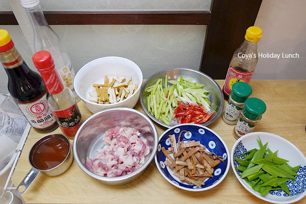 前一晚先泡發魷魚，大概40g的乾魷魚，用200ml的水加上4g的鹽巴浸泡至少10~12個小時。隔天將泡發的魷魚撕去紫膜逆紋切條、五花肉切細條、豆干切細條、蒜苗切斜片、芹菜去葉切段。