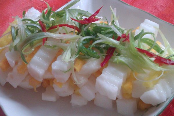 將日本山藥及黃金胡蘿蔔(可用有機紅蘿蔔替代)用波浪刀切長條狀並排放整齊，再將蔥段及辣椒刨絲鋪在上面，放置冰箱冷藏，享用時拿出來再淋上香濃芝麻醬即可~