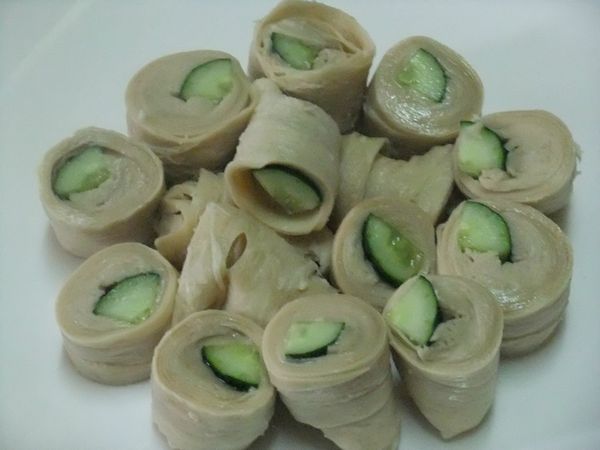 素腸/小黃瓜洗淨→小黃瓜先以長條型切為4等份-條→素腸先用水果刀穿刺到透素腸裡(由頭到尾)→取一條小黃瓜往素腸由頭往尾塞→切為4段