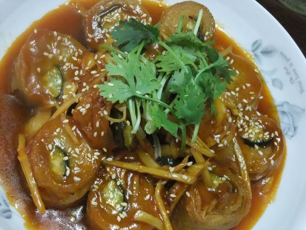 裝盤後→灑上少許芝麻/香菜→完成