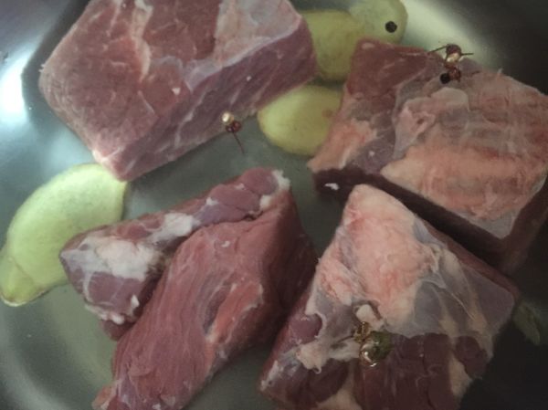 將牛肉切成四等分，水裡加入花椒、薑片、牛肉，小火冷水煮15分鍾後撈起