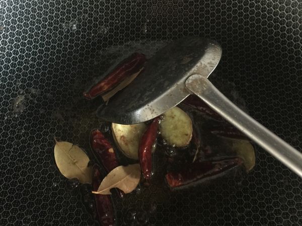 將剛剛煸炒牛肉的油加入醬料1小火煸炒出香味