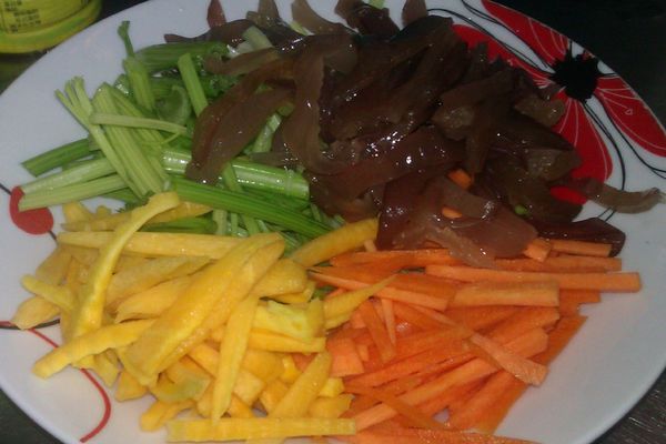 先將食材洗淨切絲備用