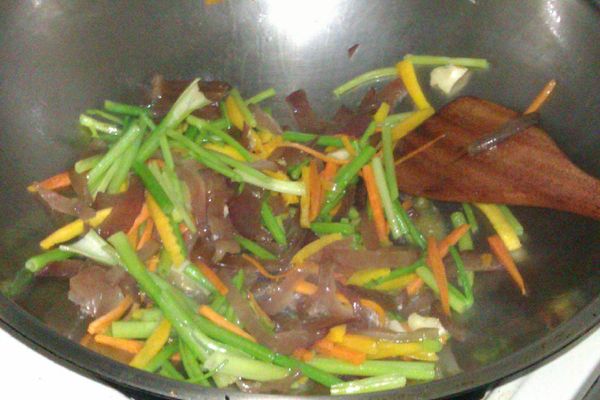 用一匙熱油爆香蒜末,再將蘿蔔絲及木耳絲下鍋翻炒，放一些水悶一下下，最後將黑木耳下鍋拌炒