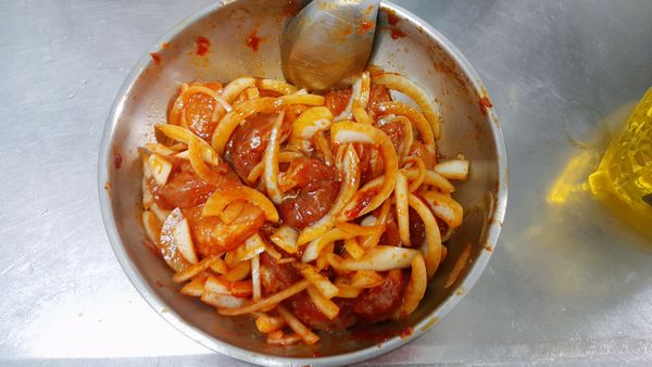 先處理豬五花，切成3-4公分的肉塊，切半顆洋蔥，洋蔥切絲。
拌入韓式辣醬、醬油、糖、麻油以及蒜泥。(這裡喜歡辣的人還可加辣椒)
醃製約五分鐘即可。