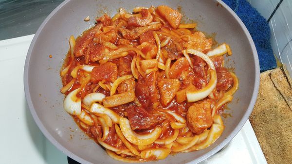 準備熱油鍋。中小火。(盡可能使用不沾鍋，避免沾黏)
即可開始下鍋煎炒豬五花。