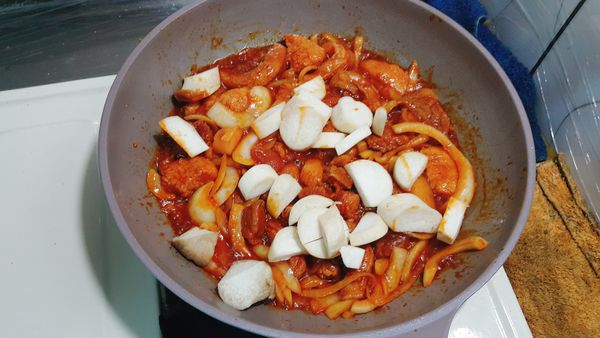 幾分後加入杏鮑菇(可加也可不加，在這純粹是喜歡吃杏鮑菇)
之後翻炒後五-六分鐘後即可盛盤。