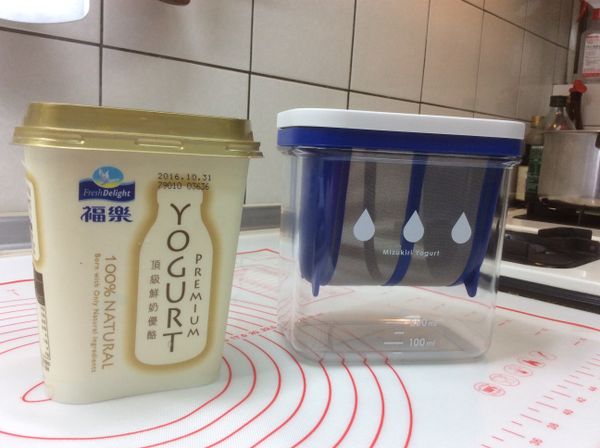 內餡，優格200g前一天先放進脫水優格盒裡面，放冰箱冷藏室，過濾成脫水優格