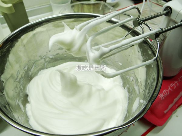 蛋白霜：蛋白先用電動打蛋器，打到粗泡，分次加入砂糖，用中高速打到有明顯紋路，不會流動，拉起有小彎勾，濕性偏硬的狀態，最後以慢速打1分鐘，將大泡泡去除，先放冰箱冷藏。
