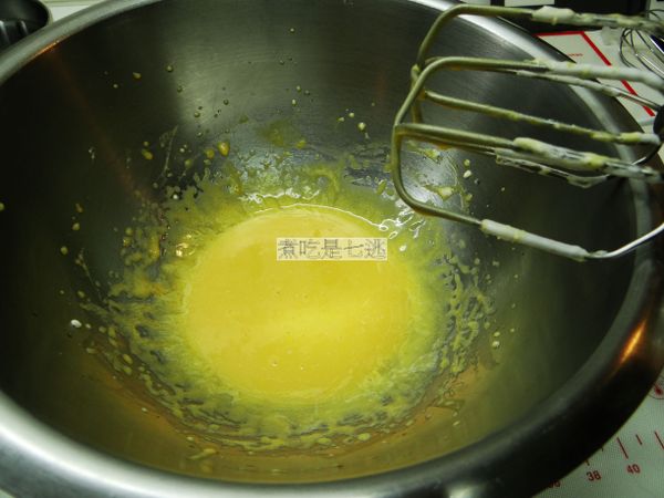 蛋黃加糖，用打蛋器打到蛋黃發白，糖溶化後，加入植物油，繼續拌勻