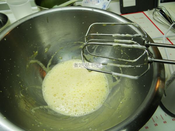 加入牛奶，攪拌均勻