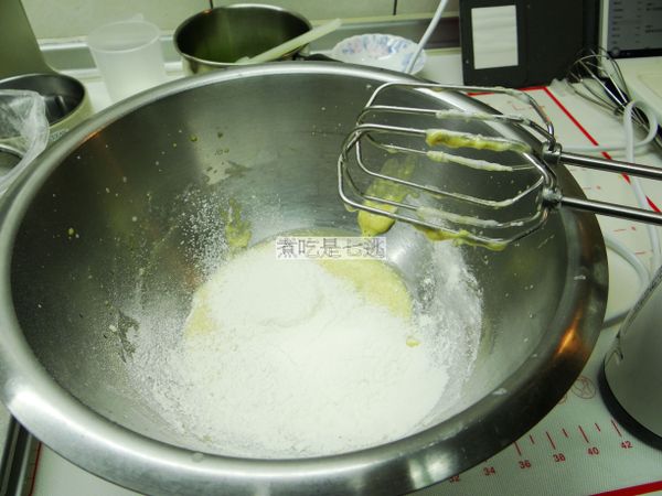 篩入低筋麵粉，用刮刀拌一下