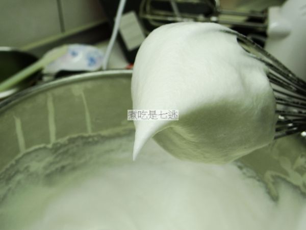 蛋白霜從冰箱拿出來，檢查蛋白霜是否需要抽打，如果有氣泡不均匀的情况，需用手動打蛋器把蛋白抽打會恢復均匀细腻状